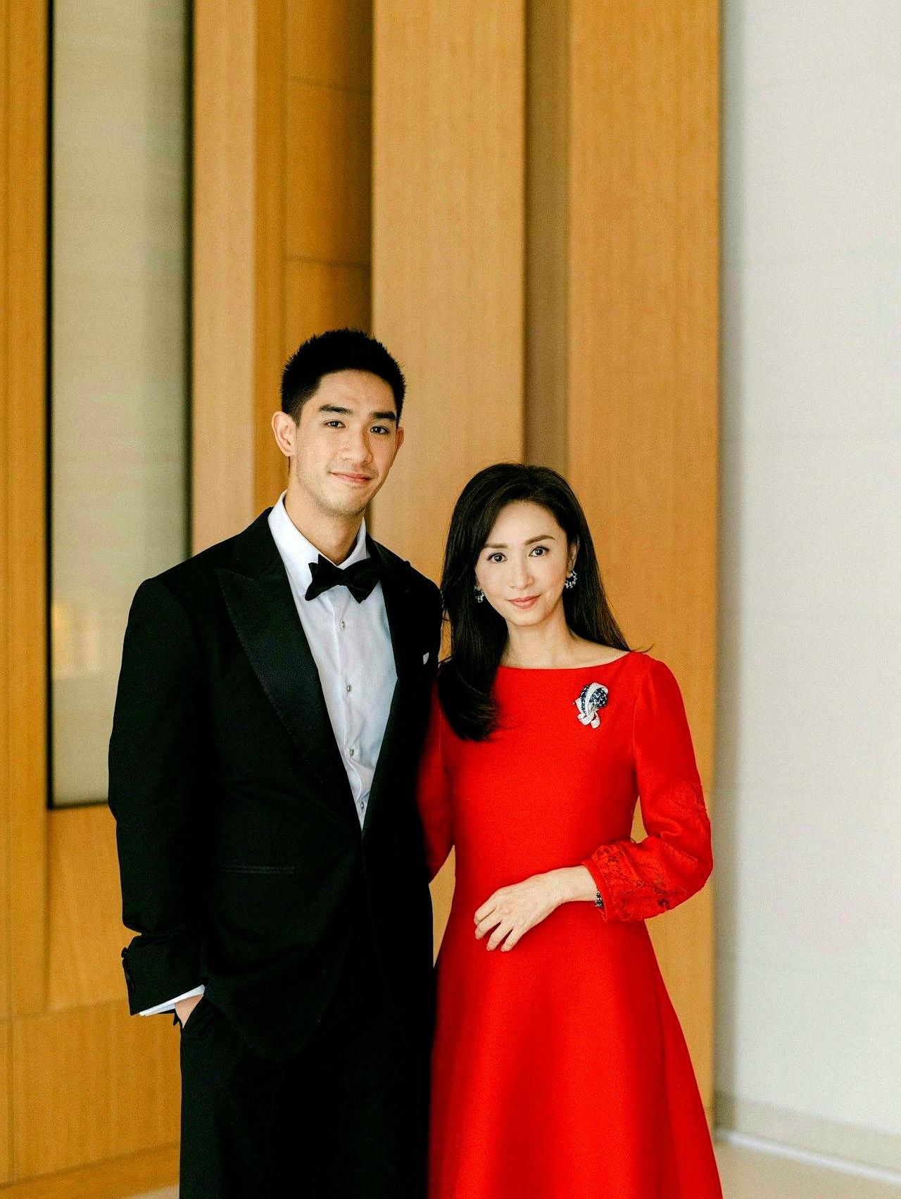 吴婉芳这次陪次子胡智同办婚礼，直接又成了全场镜头追着跑的人。58岁还这么能打，
