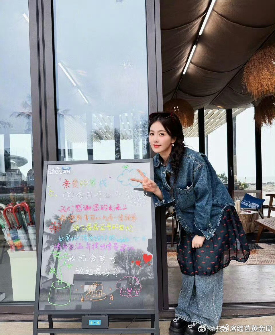 白鹿真的不能当我小姨吗亲爱的客栈白鹿哄娃也太有一套了！小朋友乖乖依赖贴贴，这画