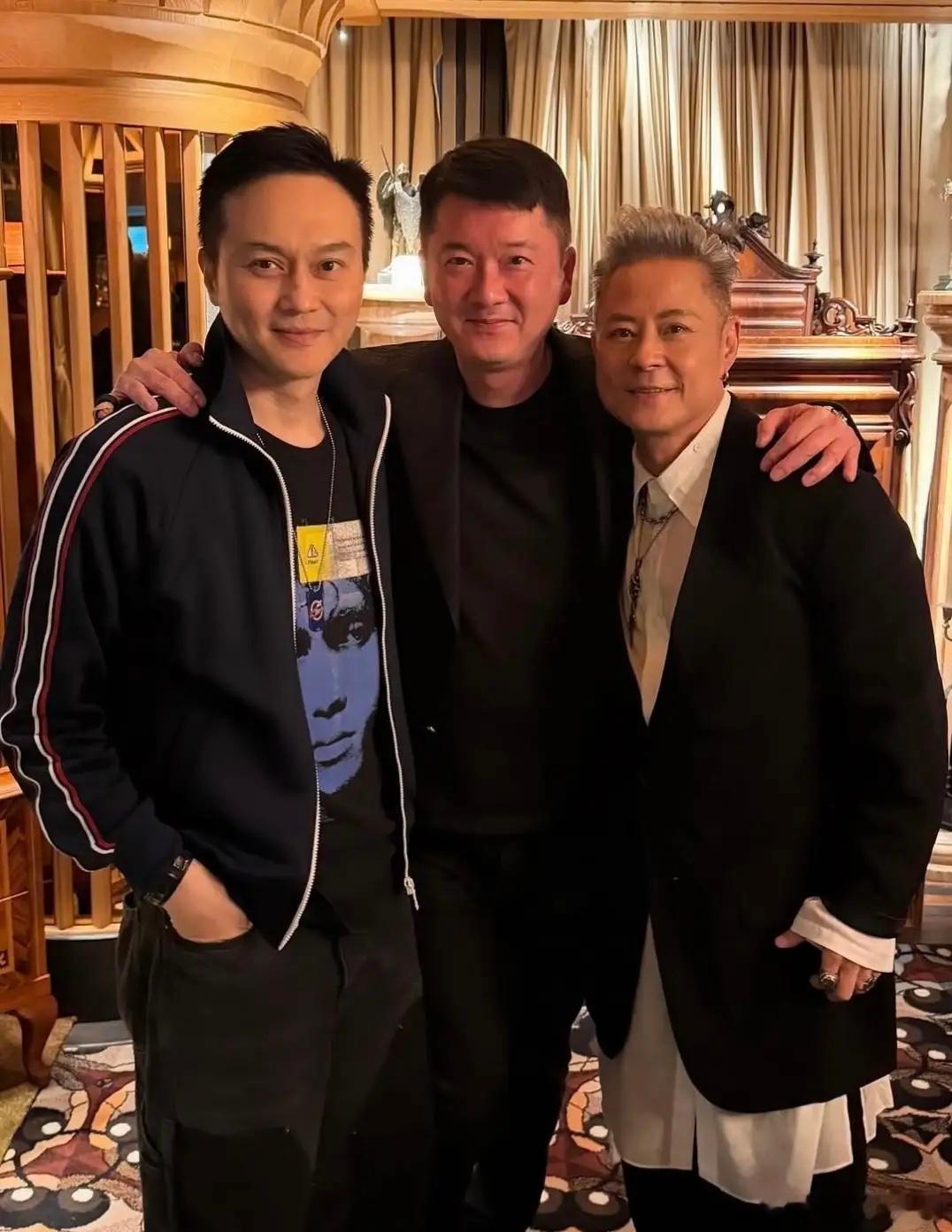 54岁张智霖和老婆袁咏仪在香港酒吧参加朋友聚会，夫妻俩都是素颜，看起来和化妆后差