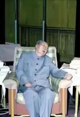 毛主席的晚年照令人动容。画面中，他艰难地坐在沙发上，病痛的折磨让他连脖子都难以抬