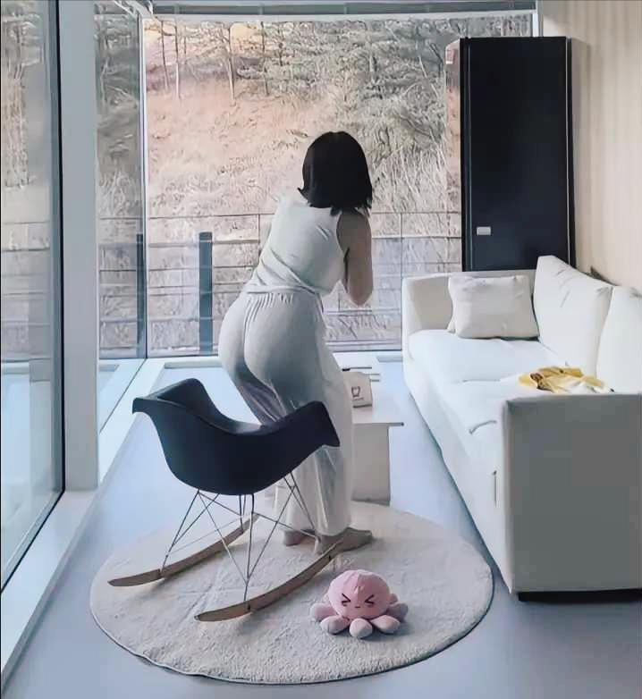 女人出轨，基本上是婚姻解体的第一个雷。我们小区的一位女邻居，看上去四十多岁，