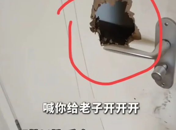 近日，重庆一家长，做好饭，多次喊孩子吃饭。结果孩子躲在房间不出来，家长怒火中烧之