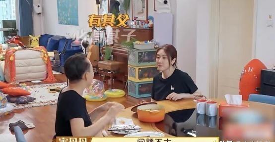 当宋丹丹住在北京亿万的豪宅时，她的儿子巴图一家四口却挤在普通的小区，外界纷纷指责