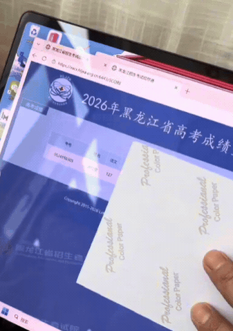 黑龙江，女生查高考成绩时，心理素质极差，完全不敢直面屏幕分数，全程躲在一旁，让家