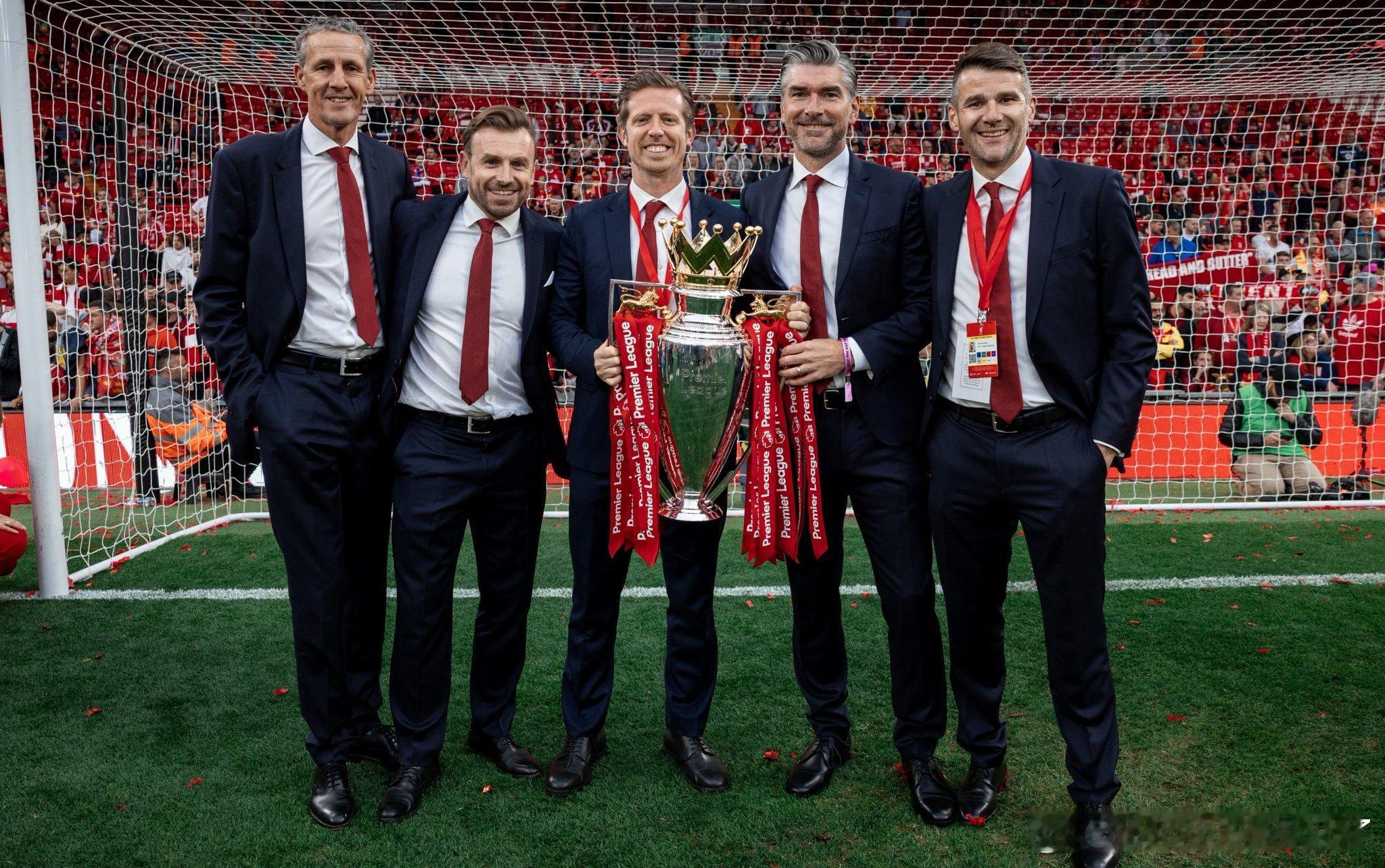 竞技报记者透露利物浦三位高管（斯洛特、爱德华兹、休斯）的合同将同时到期。如果利物