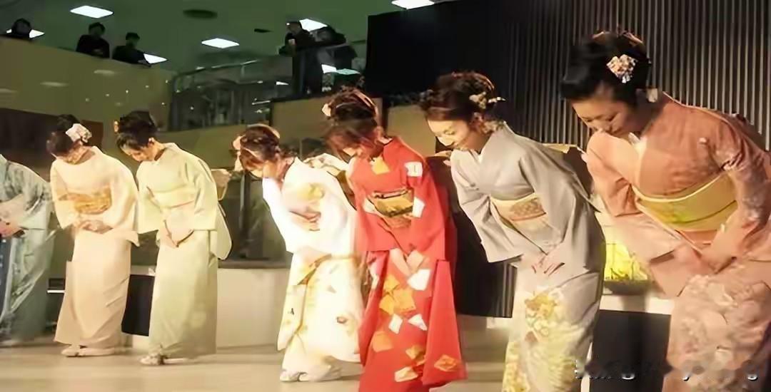 日本高市早苗当选后选择和中国作对，偏执狂似的针对中国主要原因是：一、是反法西