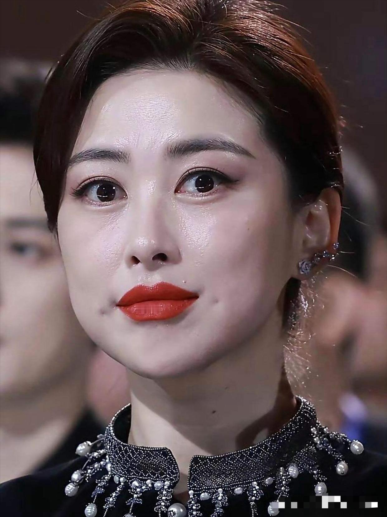 朱珠的生图原来是这样呀！她脸上那两个梨涡不笑都这么深啊。​​​