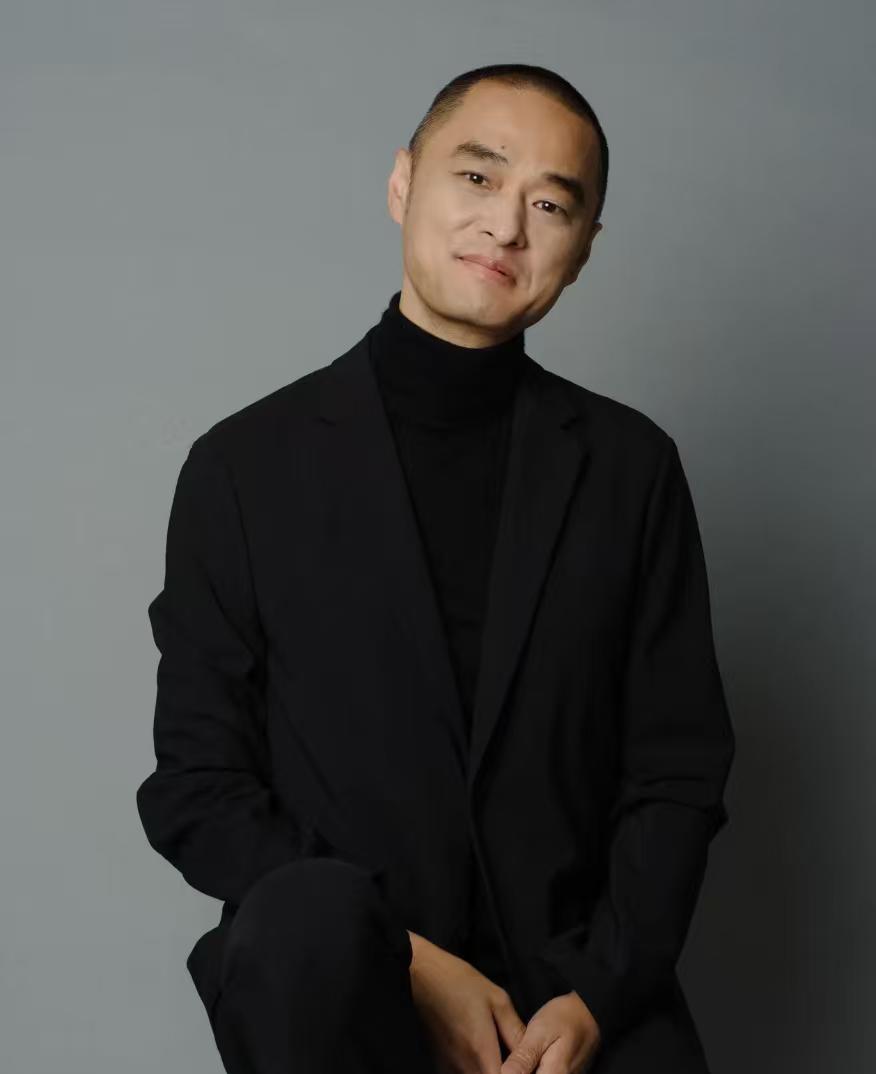 冯唐有句话很通透：“当你舍不得为自己花钱的时候，你就成长了；