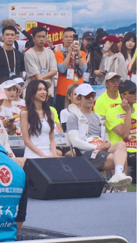 48岁的黄晓明看了一眼51岁的林志玲后，志玲姐就把手伸了过去！黄晓明