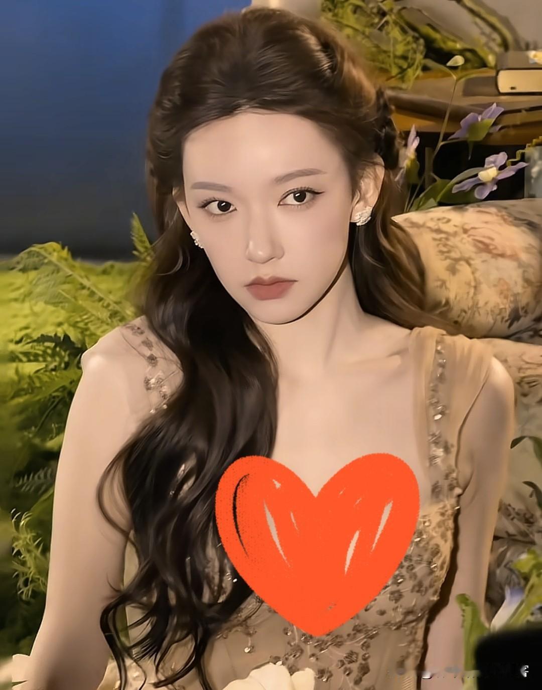 发现一个有意思的事，只要程潇一走红毯，不管对方咖位大不大，造型多亮眼，她在身