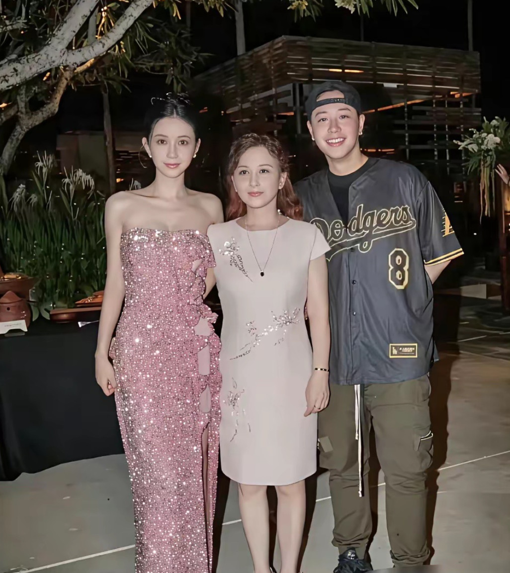 潘玮柏老婆肯定没整容，和她妈妈一模一样