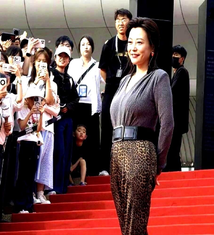 内娱这回真被郝蕾的一身肉给狠狠上了一课。红毯上满屏的排骨精还在拼命吸肚子，郝蕾直接套着大码高定就上去
