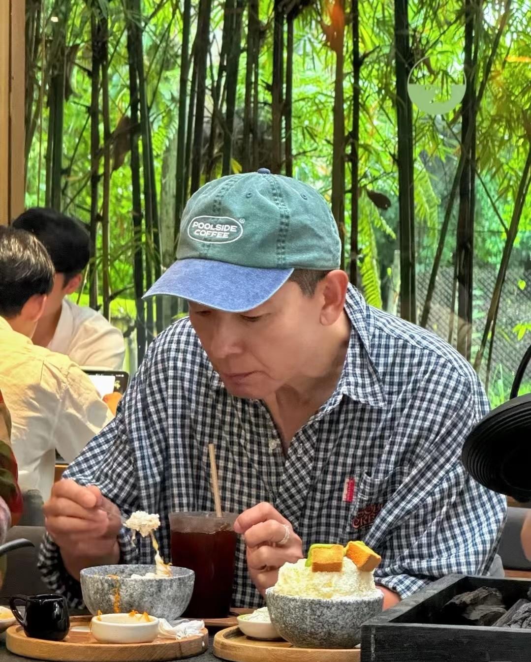 56岁不婚不育的戴军在泰国清迈，竟然老成这样了!2月23日，有网友在泰国清迈