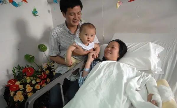 2011年，杭州一位母亲徒手就接住了从十楼坠落的小孩，本该被夸奖的她只因收了二十
