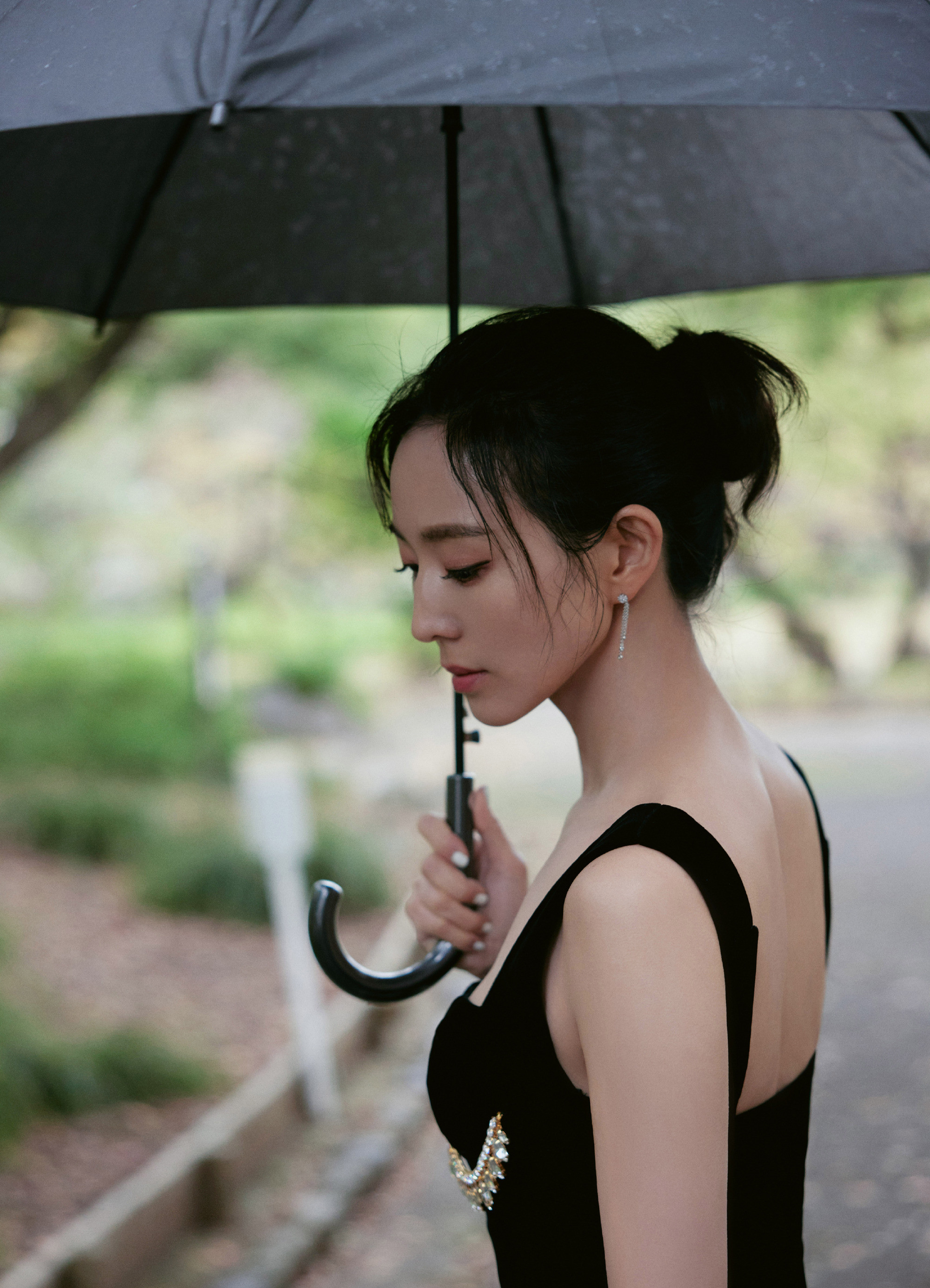 张钧甯晚秋街头美拍：用镜头记录阳光渲染下的明媚与恣意。张钧甯