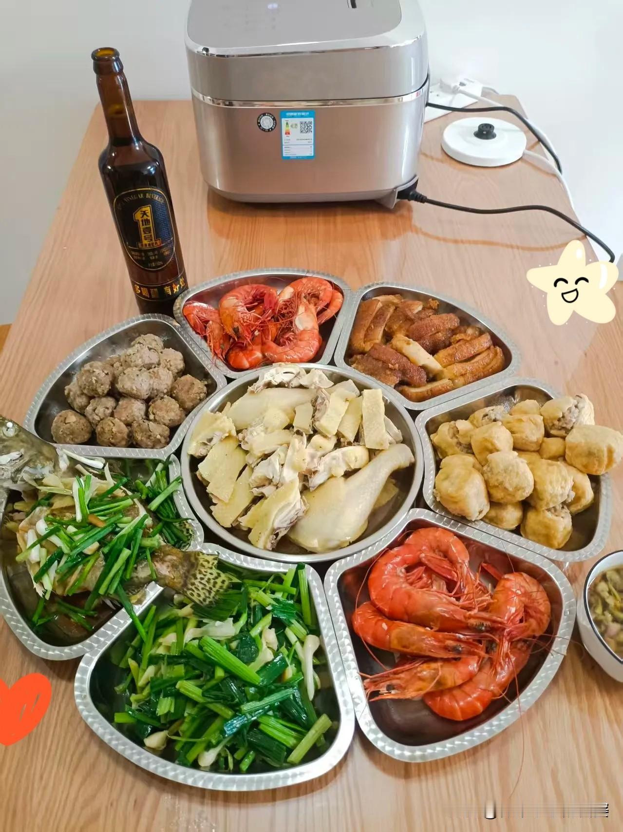 受儿子儿媳邀请，来家里吃年夜饭，刚坐下就被一桌子菜暖到了心。儿媳忙了整整一天，