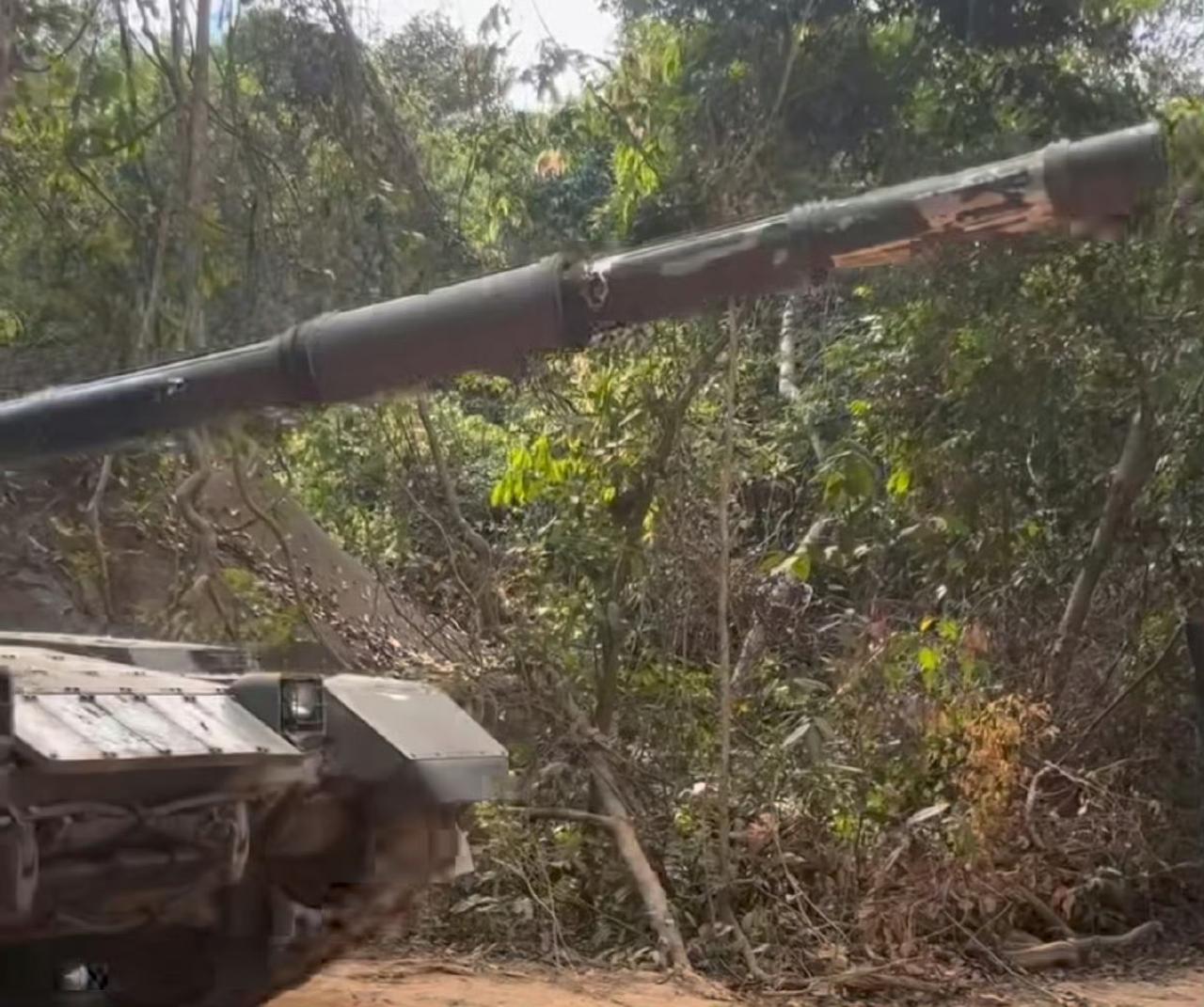 最新发现，又一辆泰军VT4坦克发生战损。泰军VT4坦克炮管出现损伤。在泰柬
