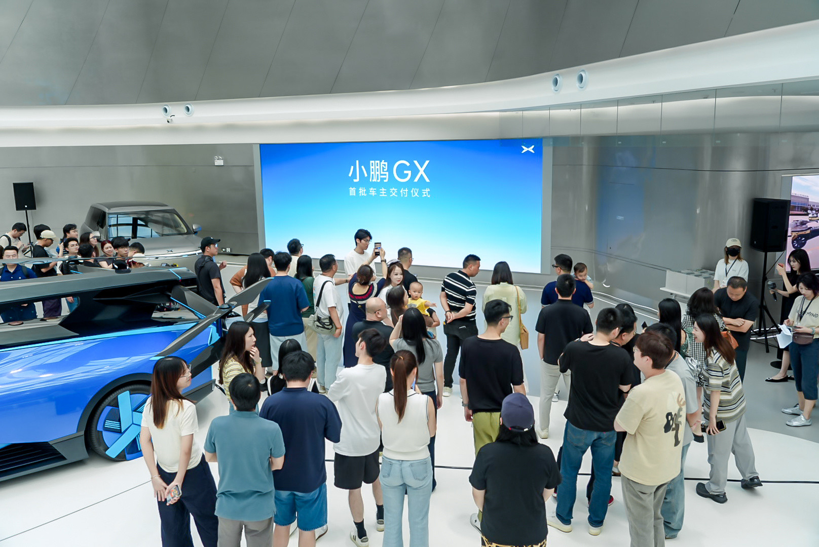 小鹏GX首批交付：何小鹏让车、保供、保质量  5月25日，小鹏GX首批...