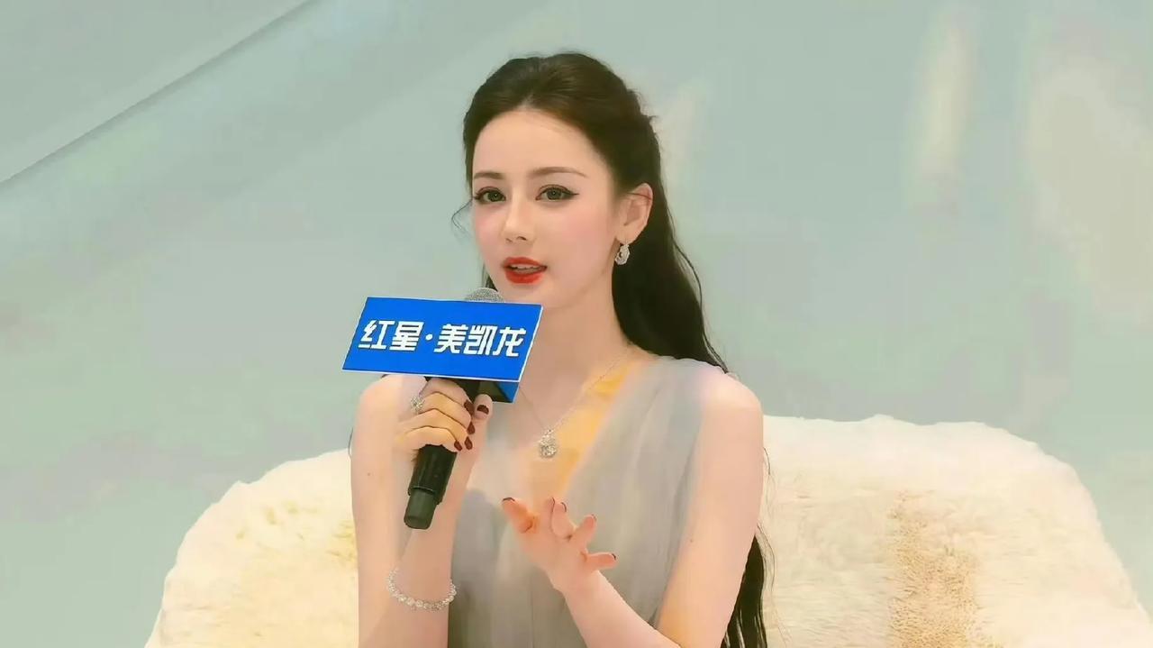 迪丽热巴这姐的美商怎么忽高忽低的？！浓妆配仙女裙这搭配，直接在审美点上疯狂蹦迪，