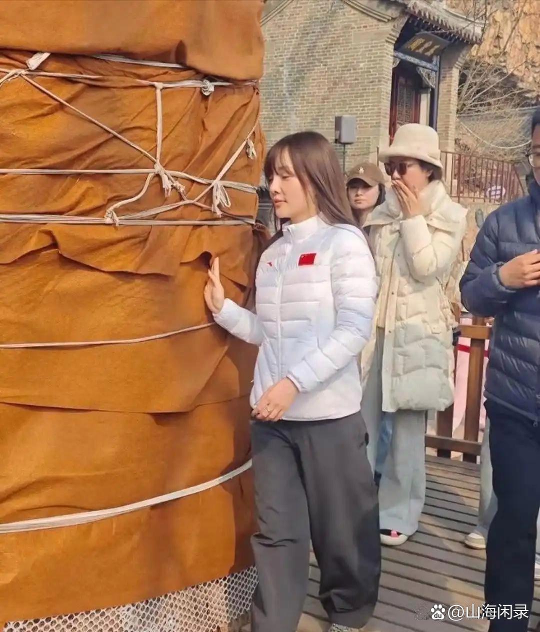 45岁李小璐素颜现身辽宁大孤山，拿掉滤镜后，总算有了真实的年纪模样。​
