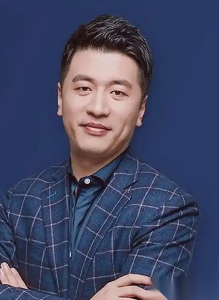 张雪峰说，当年我掏空四年的工资，给父母在东北买了房，他们正在装修的时候，我给他们