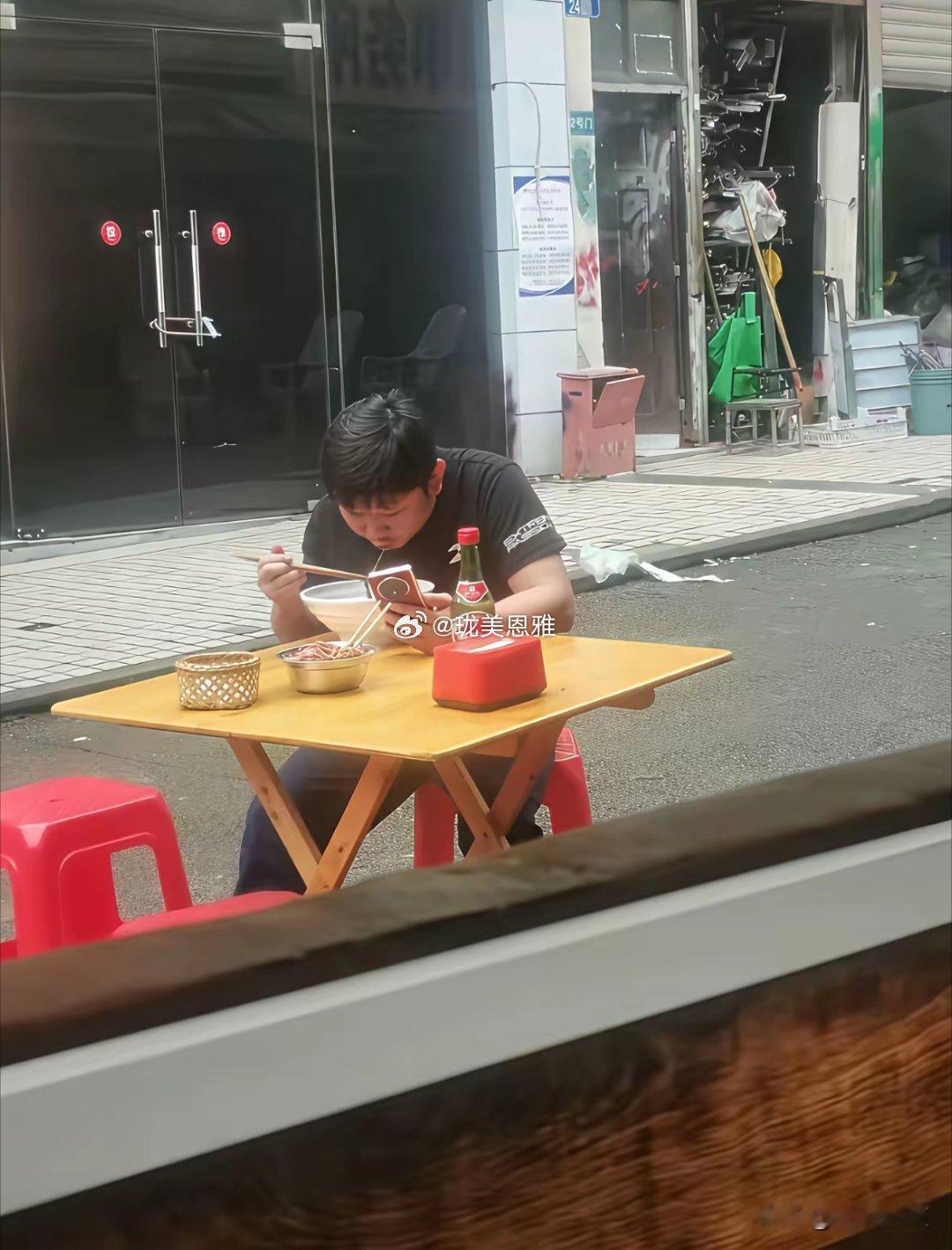 博主路边店吃重庆小面偶遇张雪张总手持荣耀手机清晰亮眼，面馆阿姨称经常来