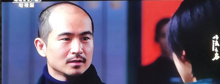 《以法之名》这个人叫什么名字？他是垃圾处理厂的人。他捡了乔振兴的手机。他逼问