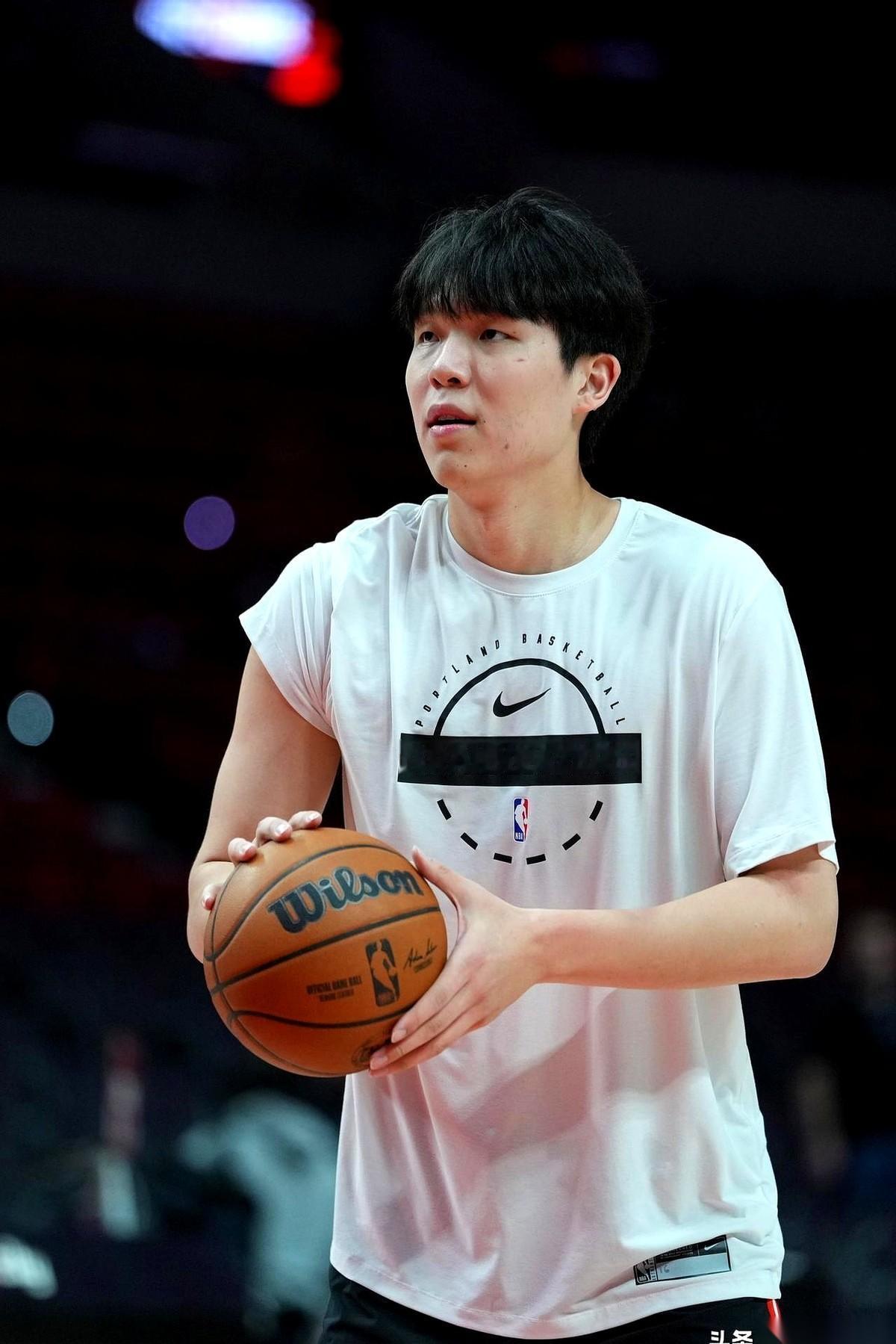 我真替杨瀚森憋屈。真的。就给了5分14秒。连一次自己投篮的机会都没有，靠罚球