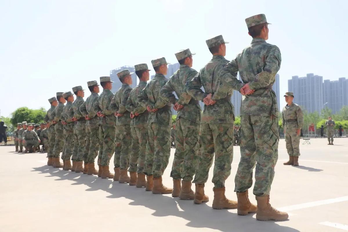 总有人挂在嘴边，说“在部队混十二年，政府就包分配工作，安稳得很”。好像只要进了部