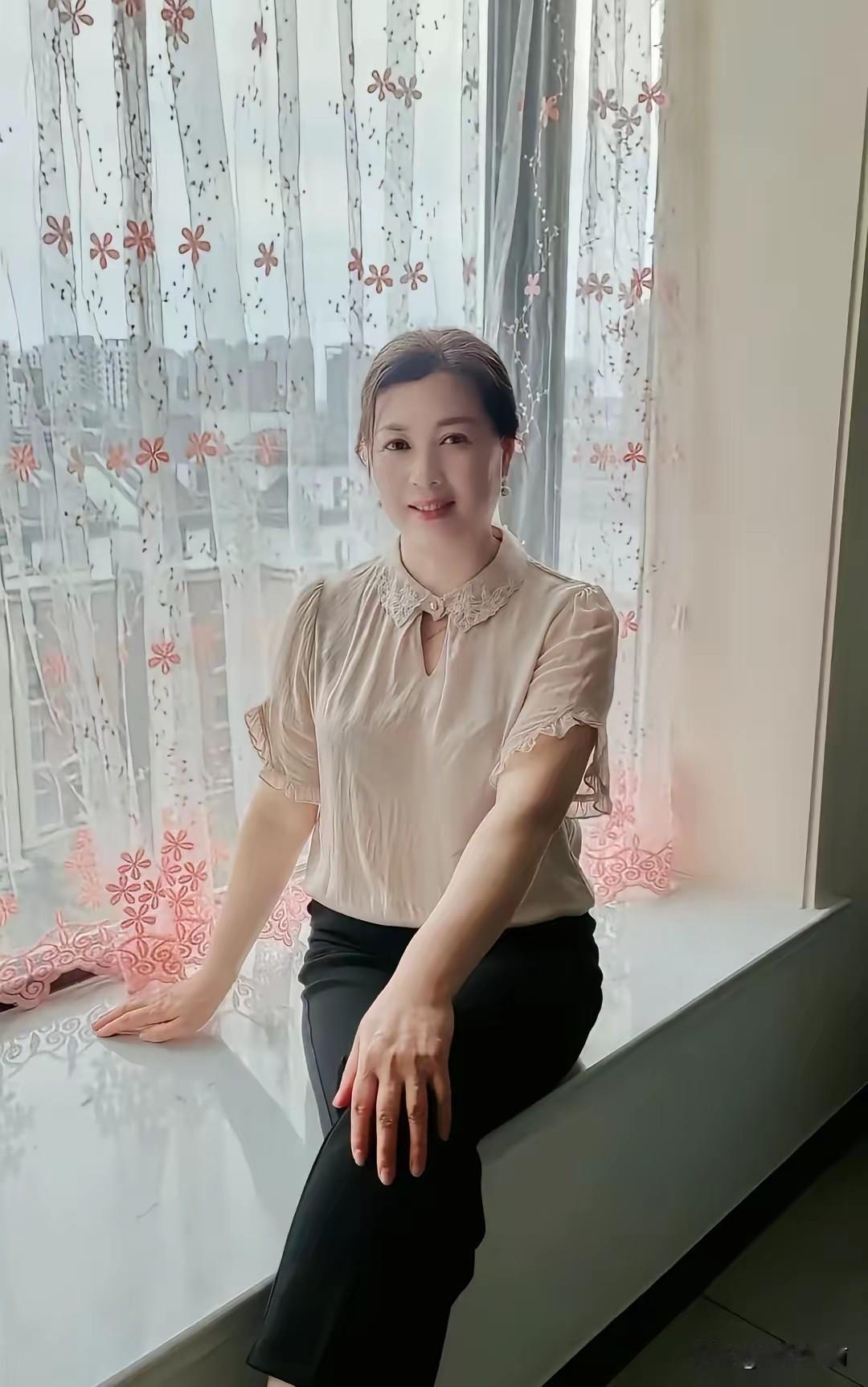 优雅白领风，窗边静思，岁月静好