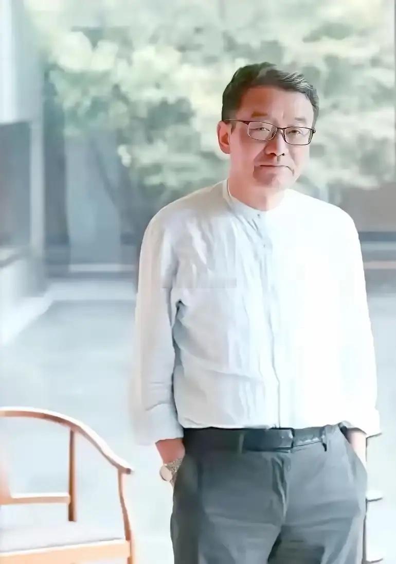 一位银行老友说得格外通透：“你把一辈子的存款全给了子女，最好的结果，不是他们感激