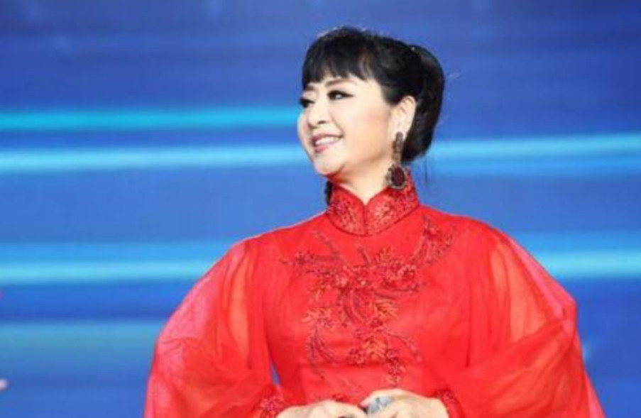 在春节晚会上，周华健微笑的跟殷秀梅问好:“殷姐您好”！没料到殷秀梅淡淡的看了他一