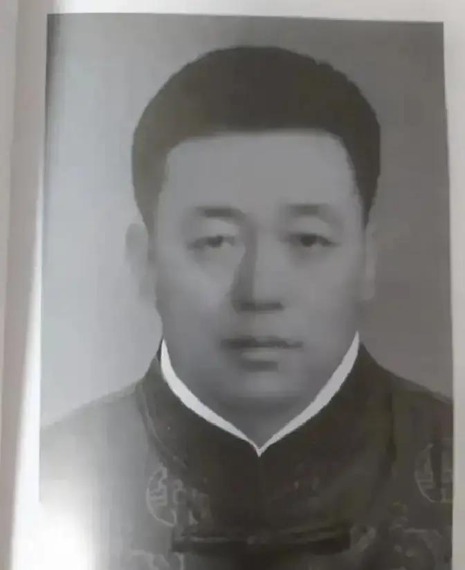 1939年，冀东抗联总司令高志远去开会，萧克对他说：“配枪不错。”他刚把手枪交给