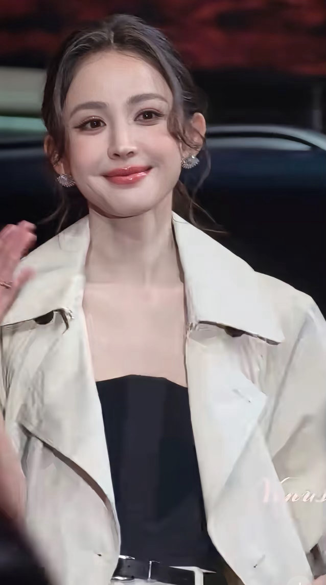 娜扎的脸怎么也馒化了，明明瘦的皮包骨，脸部却异常饱满，但她胜在底子好，就算轻医美