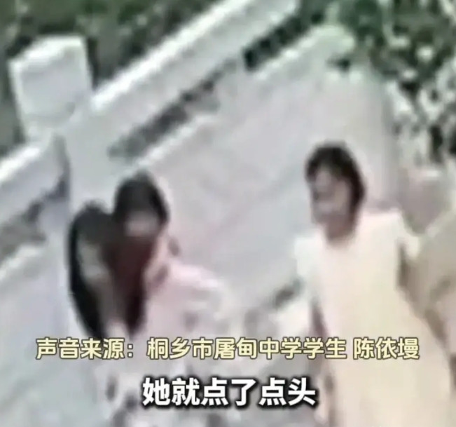 5月18日，浙江嘉兴街头，3名学生看见4岁女孩在路边大哭。她们上前询问是不是迷路