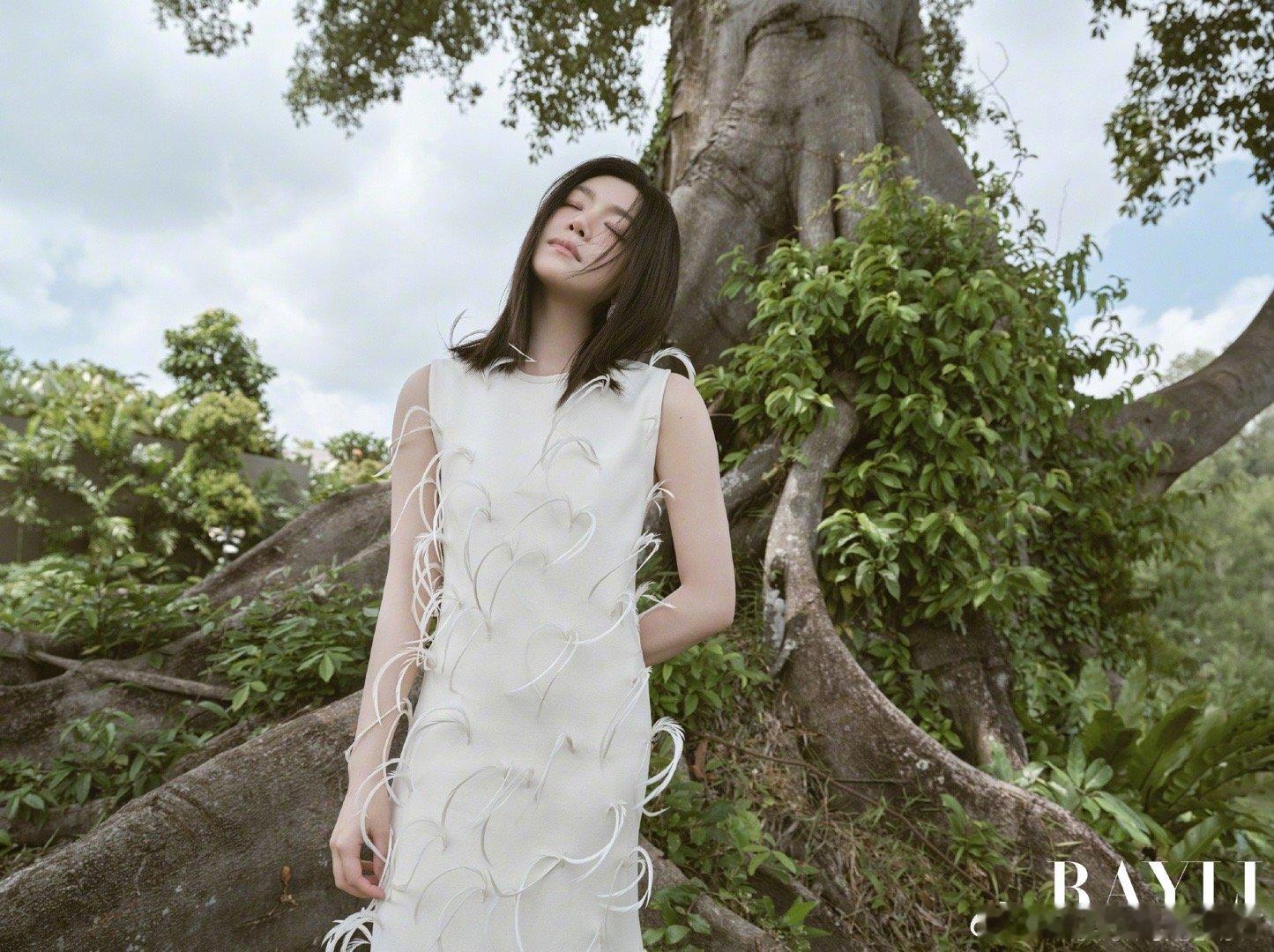 陈妍希南洋假期大片陈妍希南洋循迹大片陈妍希这组封面自带高光！椰林树影、碧波泳池