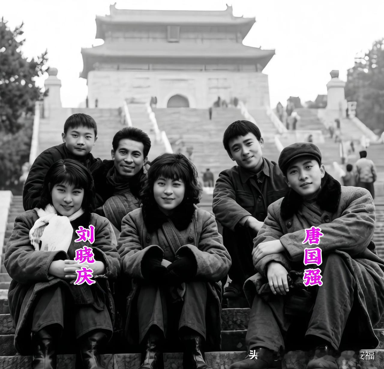 一张充满年代感的老照片！刘晓庆、唐国强同框出镜。刘晓庆灵气满满，表现力十足；