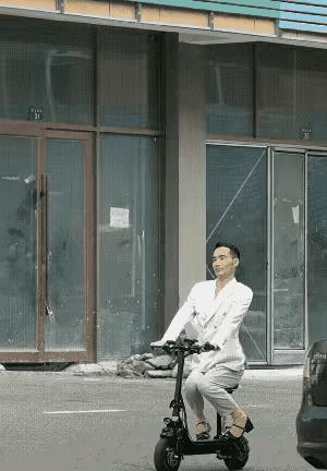 这个“娘炮”因为是楼下邻居，每天骑着小电驴在楼下晃悠。一个大男人身姿比娘们还妖娆