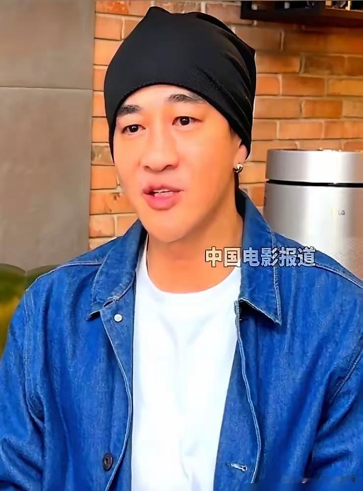 何润东说，我觉得整个团队，都很舒服。我觉得我是不喜欢换家人的，我的经纪人跟我26