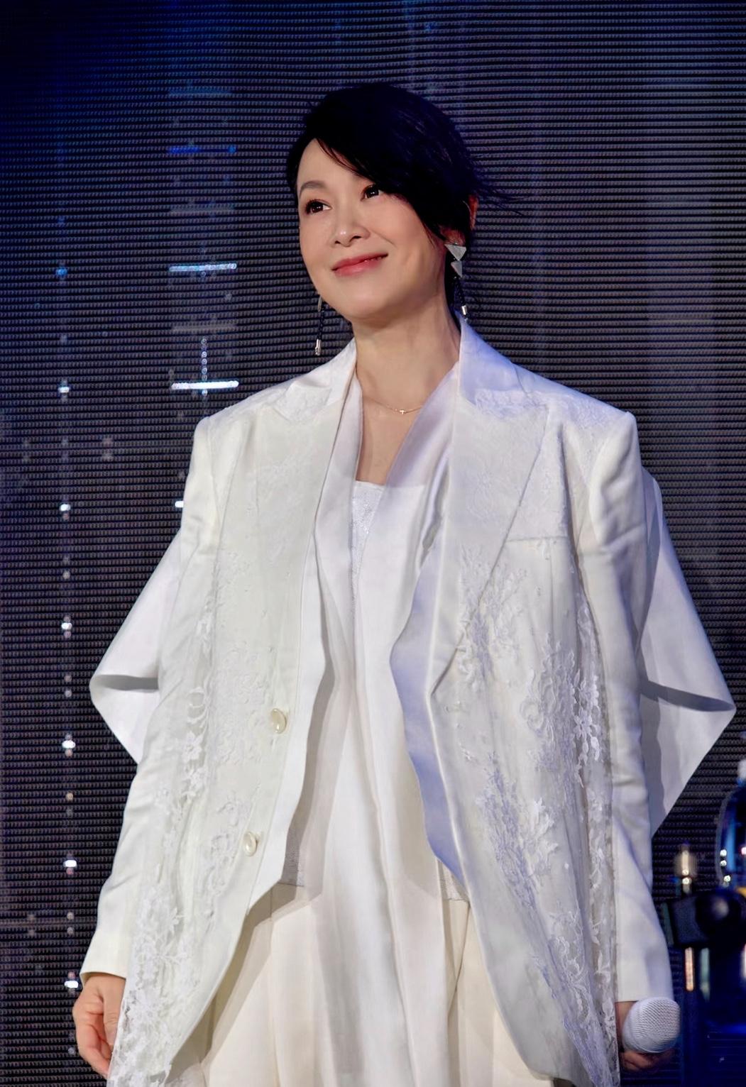 56岁的刘若英。​给所有女人都提了个醒。​无论你条件再好，再有钱，也千万不要