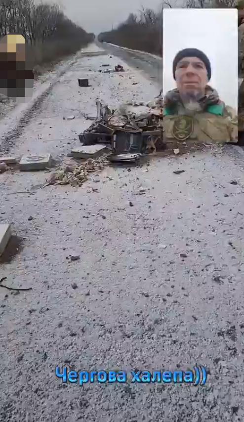 一辆乌军APU坦克碾过了一辆地面机器人，却没注意到它停在路上。这辆机器人平台当