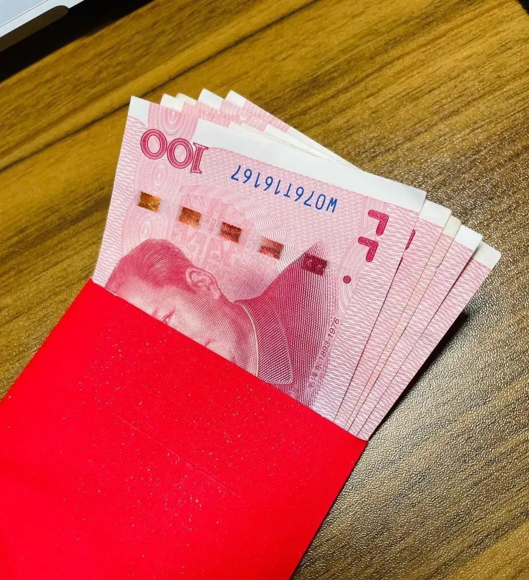 二儿媳把婆婆生日红包500块的事拍成视频，一句“是不是我不配”直接冲上热榜。农