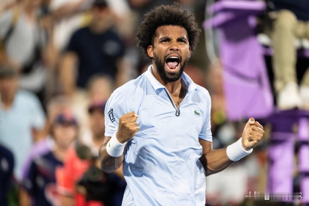 🇫🇷菲斯以6-3和6-4轻松击败德米纳尔🇦🇺，在辛辛那提打进八强。👇
