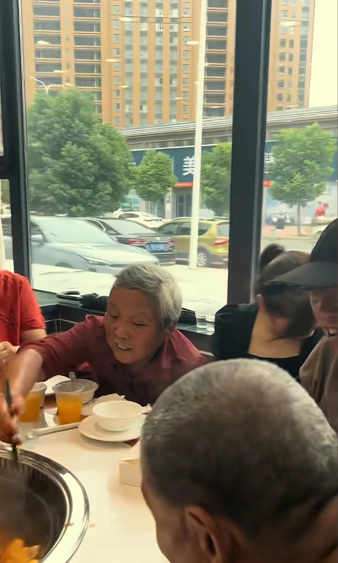 “我们是来消费的，不是来受辱的。”信阳一女子带着农村亲戚去吃饭，想订个包间，老板