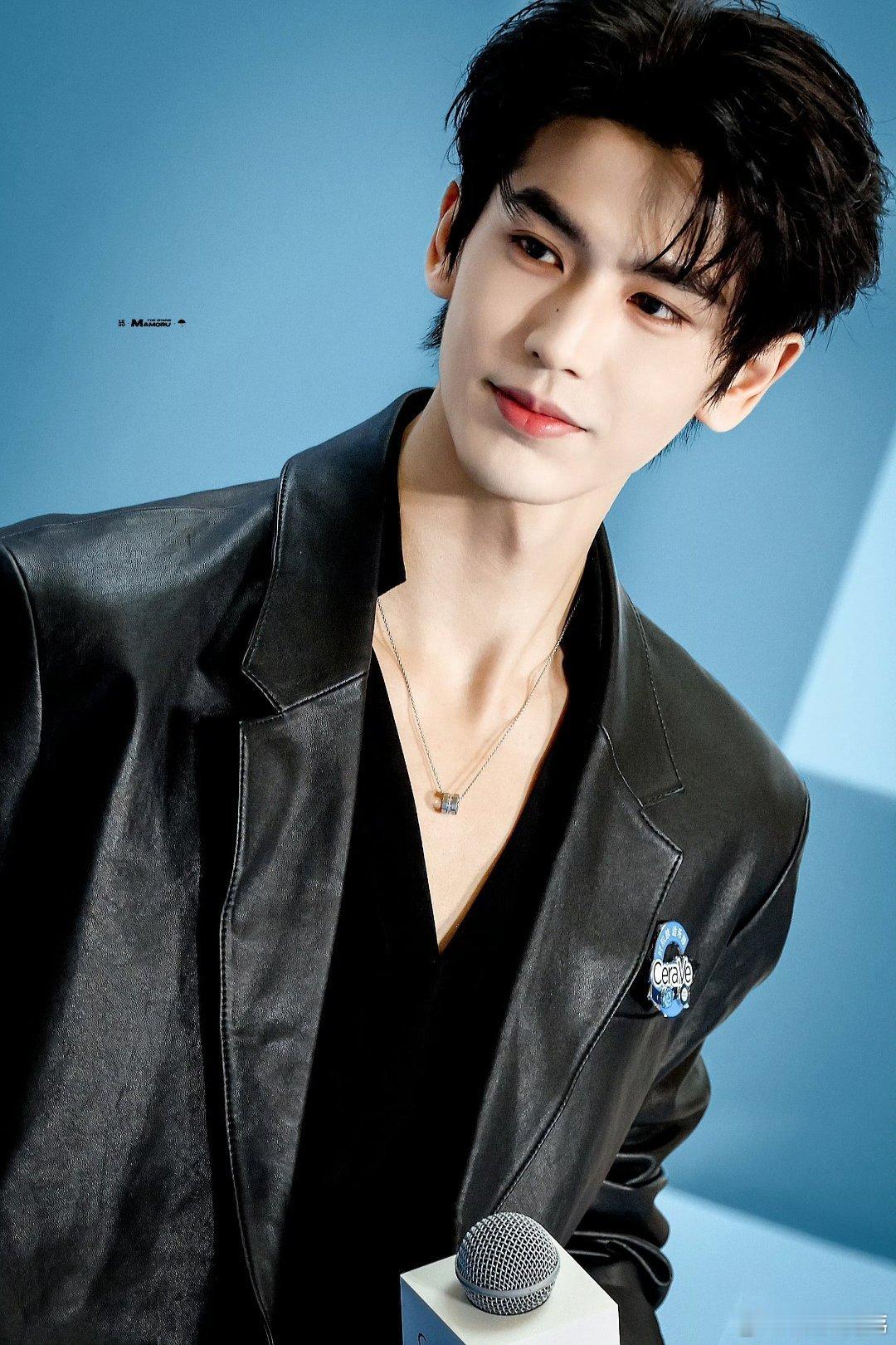 从理工学霸到顶流演员，28岁的张凌赫用作品沉淀实力，以真诚打动人心。愿新岁继续解