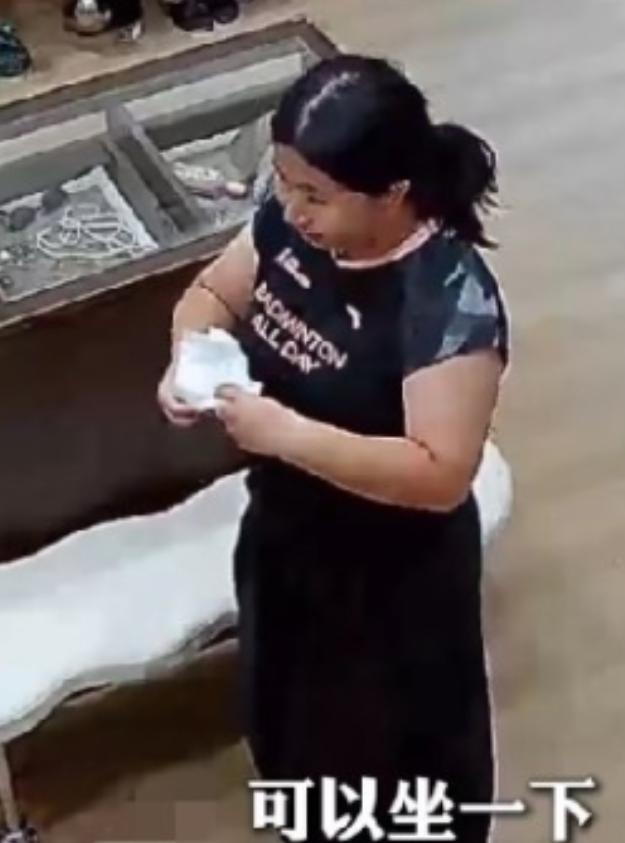 近日，江西暴雨，一女子到服装店躲雨，店主应允后递纸巾、倒温水予以照料。女子深受触