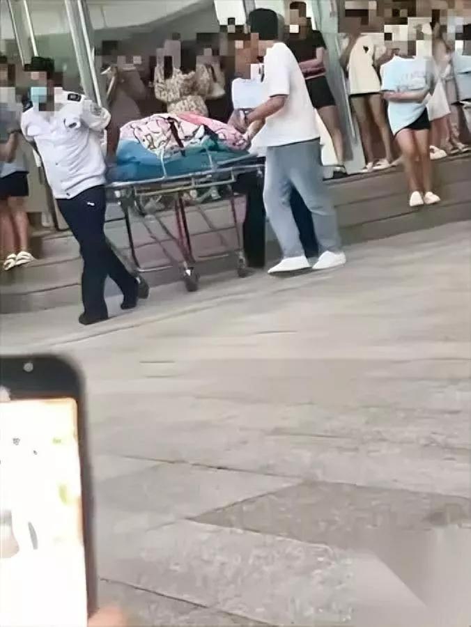 大二女生宿舍生娃的事我盯着新闻看了三遍最扎心的不是生父跑了，也不是父母不