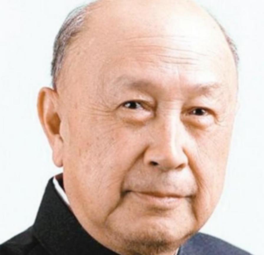 1964年冬夜，钱学森筷子尖悬在鸡肉上方半寸，突然厉喝：“别动！有苦杏仁味！”警