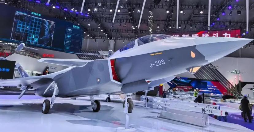 美媒：本月底，中国革命性武器大丰收，歼-36成为美军航母的天敌临近2025年