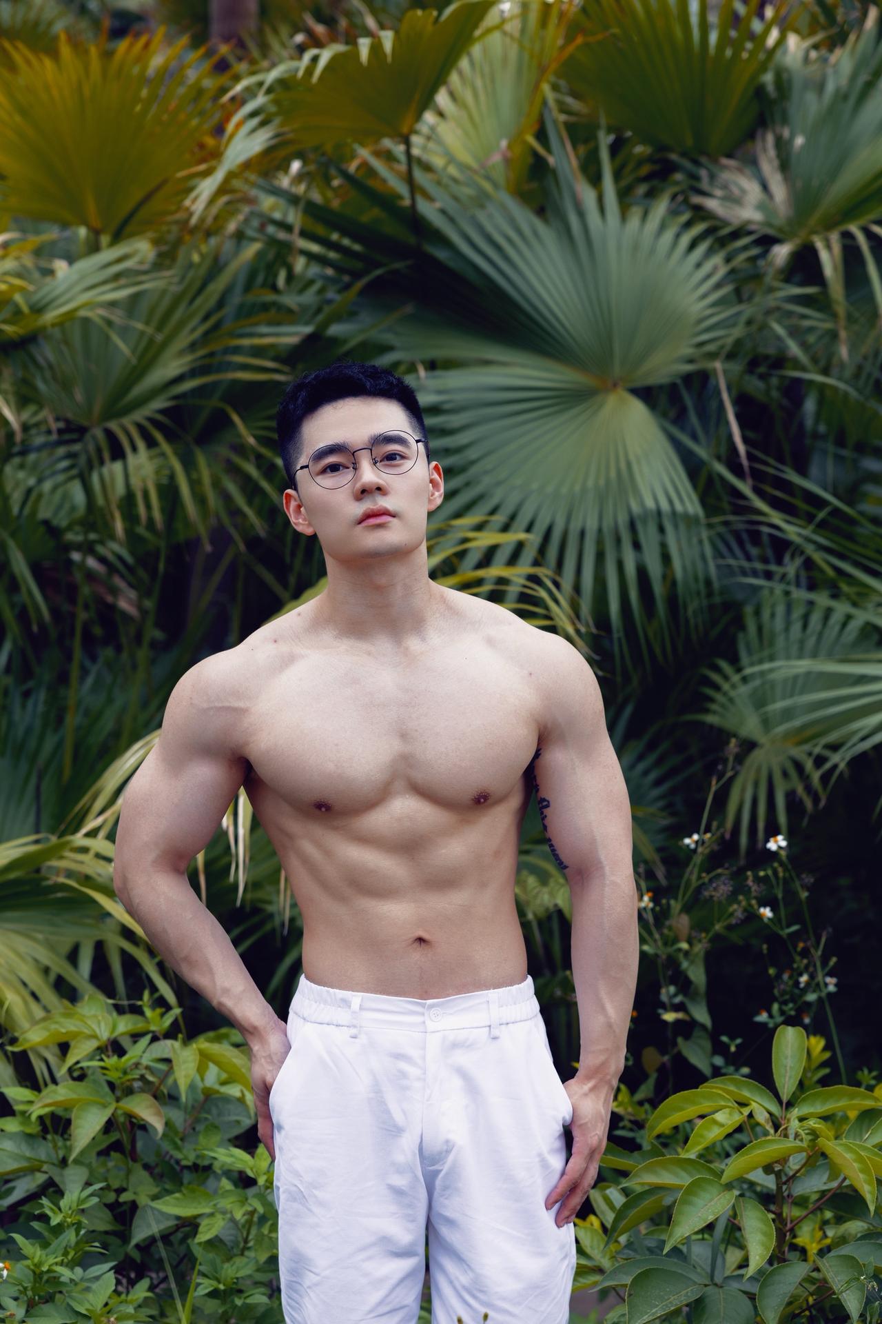 感受此刻的感觉户外男生薄肌审美夏日荷尔蒙暴击打造薄肌